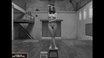 Vídeo CMNF – atriz francesa posa nua para um artista excêntrico