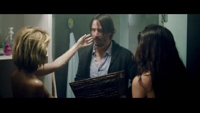 Une scène de lit tirée du film « Qui est là ? »