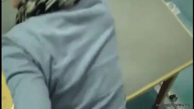 Fodiam uma miúda de um grupo na sala de aula da faculdade [vídeo porno caseiro e amador,
