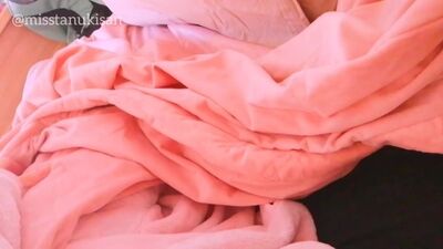 Une jolie fille toute douce se masturbe avant d'aller à l'école dans son pyjama kawaii - Chatte rasée rose asiatique non censurée