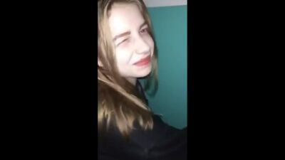 Obligó a una joven a chuparle la polla en el portal. Mamada, se corrió en la cara. Semen en la cara. Porno ruso con diálogos