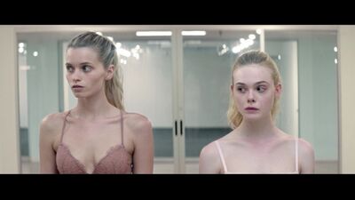 Jena Malone, Elle Fanning (nn), Abbey Lee, Bella Heathcote, Cody Renee Cameron Nua - The Neon Demon (2016) [HD 1080p WEB-DL]