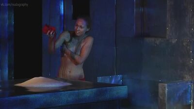 Tatiana Babenkova nue dans la pièce « Les 14 petites maisons rouges » (2015)