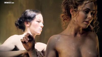 Nu dans « Spartacus » : Anna Hutchison, Ellen Hollman et leurs collègues