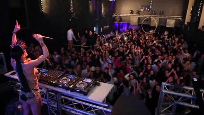 DJ JADE LAROCHE EM TOPLESS NA PRAIA DE BORDEAUX