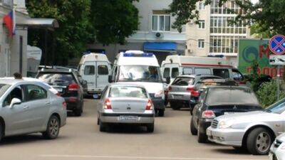 Voronezh. Carros estacionados impedem a passagem da ambulância
