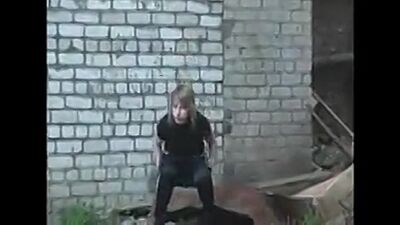 Баба пісяє за гаражами