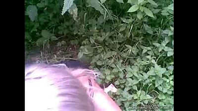 Una giovane sgualdrina fa un pompino tra i cespugli =>http://vk.com/club58355635