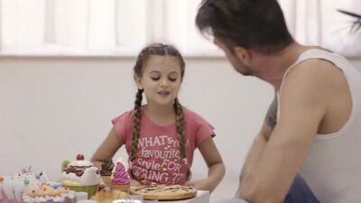 Niñas pequeñas y hombres rudos