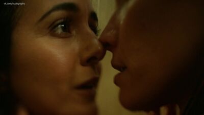 Emmanuelle Chriqui y KaDee Strickland desnudas en la serie «Shut Eye» (2017), temporada 2, episodio 3