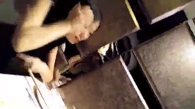 [Estupro sob o efeito de drogas] Uma jovem bonita, elegante e de cabelos longos foi a um KTV com amigos para cantar e divertir-se, mas acabou por beber demais; foi levada para um hotel, onde lhe tiraram a roupa e tiveram relações sexuais violentas