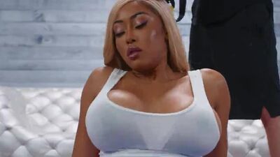 Mulata de rabo grande treina o pau do nerd no ginásio