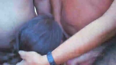 Sexo en público en la playa: todo el mundo mira y se masturba, nudistas