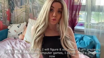 Alexa-mills-hat-sich-mit-einem-Spielzeug-vergnügt-und-es-zum-ersten-Mal-in-den-Anus-eingeführt_720p