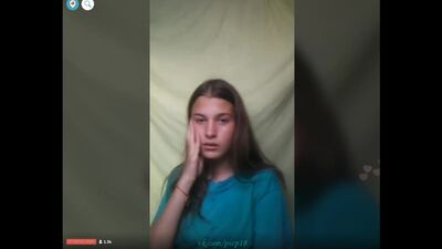 Молода дівчина в ліфчику. Periscope. Перископ