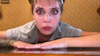MihaNika69 - A irmãzinha está colada e pede para a tirarem - Fantasias Familiares Russo Russo Anal Rabo Anal Gape Foda na Raba Sexo