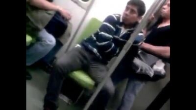 Un sconosciuto si masturba in metropolitana