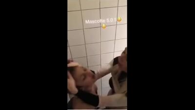 Lésbicas sensuais no banheiro a fazer sexo umas com as outras