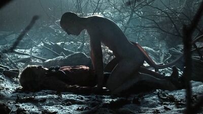 El mutante viola y deja embarazada a la mujer de su creador (se corrió dentro, violó a la mujer, sexo con un monstruo, la llenó de esperma)