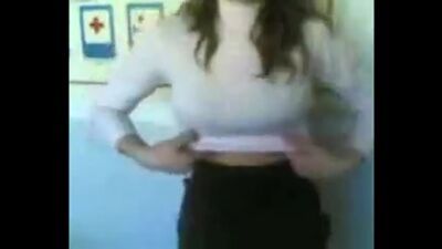 Une élève montre ses seins à l'école, en classe : une camarade de classe sans soutien-gorge, les seins nus, les tétons, elle a laissé les autres les toucher