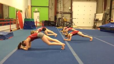 Rozgrzewka (trening) gimnastyczek. Program ćwiczeń na mięśnie brzucha. Sport i fitness – Nowosybirsk