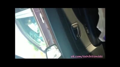 Une jeune femme exhibitionniste se masturbe dans sa voiture en pleine rue avec son vibromasseur préféré ; elle adore les sensations fortes