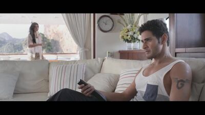 Filme n.º 1 em malaiala _ Cenas _ Kriti Sanon vai ao encontro de Mahesh Babu _ Sayaji Shinde