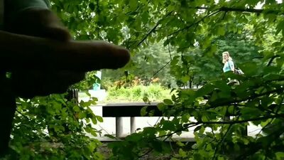 Er wichst seinen Schwanz im Gebüsch. Ich habe ihn erwischt