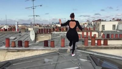 Parkour w wykonaniu pięknej dziewczyny