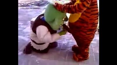Shrek a sucé la bite de Tigre ))))