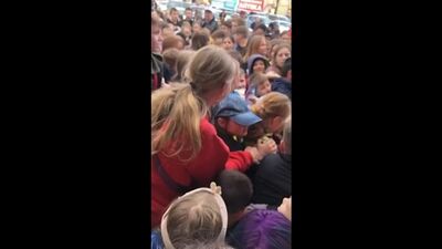 Los niños siempre imitan a sus padres. El reparto gratuito de helados en Komsomolsk-na-Amure terminó en una avalancha de gente 1