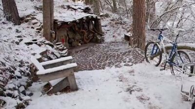 Ein Mann zog in den Wald und baute sich eine scheinbar ganz gewöhnliche Erdhöhle, doch was sich darin verbirgt, ist einfach umwerfend!