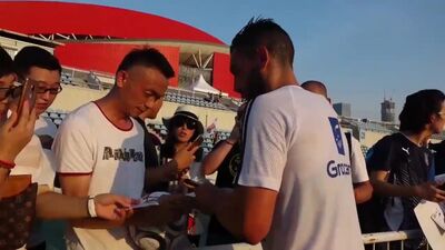 Sessão de autógrafos após o treino