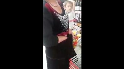 Циганка вкрала продукти та сховала їх у своїй спідниці