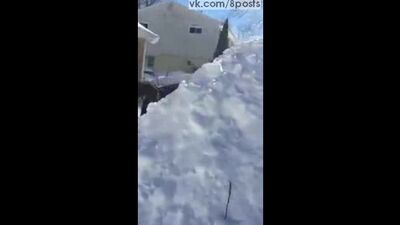 A man built an igloo in his backyard, complete with a TV and a fireplace / Igloo fully equipped with TV and fireplace