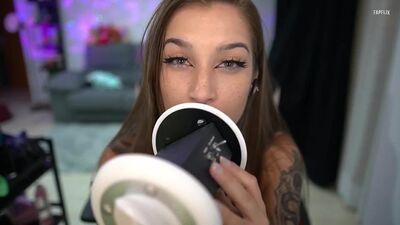 AkumaGirrl, znana również jako Akuma ASMR – Świeże lizanie ucha (Patreon)