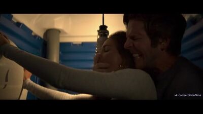 Golyak (Brassic) - 2019 - 1.ª temporada, 3.º episódio - Michelle Keegan e Damien Molony - na casa de banho portátil