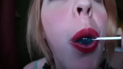 Une fille suce un sucette de manière sexy