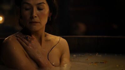 Rosamund Pike, Madeleine Madden nues - La Roue du temps s01e01 (2021) HD 1080p / Rosamund Pike, Madeleine Madden - La Roue du temps