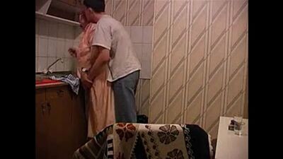 O rapazinho, cheio de curiosidade, decidiu dar-lhe em cima da sua mãe gorda