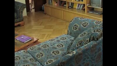 La sobrina se estaba masturbando con un juguete y entonces llegó el tío