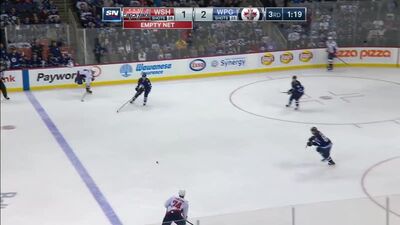 T.J. Oshie sichtlich erschüttert, nachdem er von Josh Morrissey auf das Eis geschleudert wurde