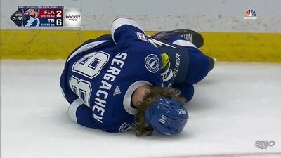 Mikhail Sergachev se ha quedado aturdido tras recibir un fuerte golpe de Patric Hornqvist contra la valla