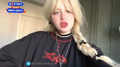 Posso vir-me nas minhas collants e depois encher-te a boca com um verdadeiro esguicho? Uma adolescente gótica sensual liga-te por videochamada - Pornhub.com