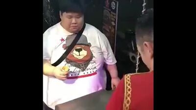 Este gordinho só queria comprar um gelado