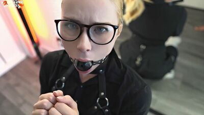 Il l'a ligotée et lui a bâillonné la bouche pour la baiser - Une fille sexy bâillonnée a eu des rapports sexuels passionnés : anal, bondage, BDSM, éjaculation dans la bouche