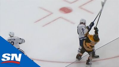 Torey Krug wstrząśnięty po potężnym uderzeniu od Jake'a Muzzina
