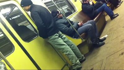 Un mec se branle dans le métro LES MEILLEURES BLAGUES DE 2014 C'EST TROP DRÔLE HAHA À VOIR ABSOLUMENT ON SE TORD DE RIRE JUSQU'AUX LARMES ÇA M'A FAIT SOURIRE UNE VIDÉO HILARANTE JE N'ARRIVE PAS À M'ARRÊTER DE RIRE BONNE HUMEUR ADOLESCENTS