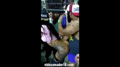 Una morena guapa y tatuada follando en el Carnaval de 2019