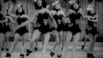 Tancerki burleski tańczą na scenie (zdjęcie z lat 40.)
